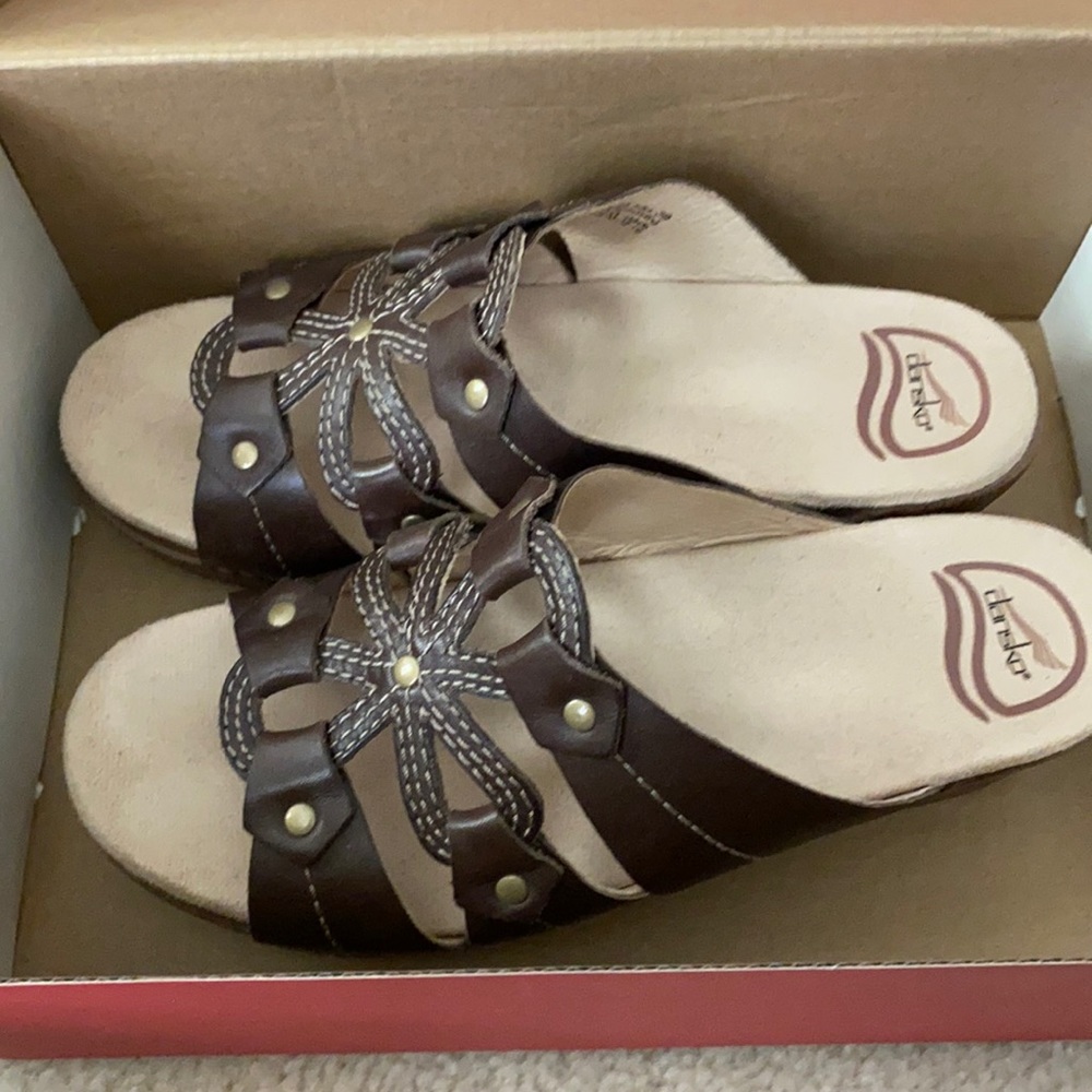 New in box Dansko Serena Size 39 or 9